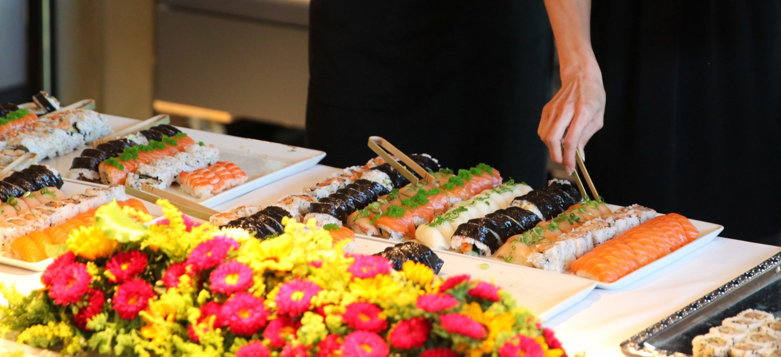 Woman helping herself to sushi at Munchmuseet in 2015. Idemitsu business reception. Photo: IPN