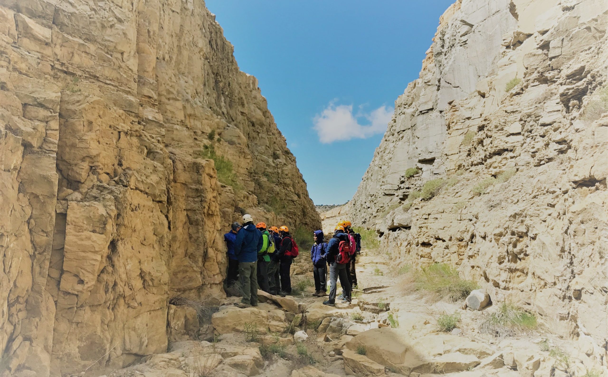 Idemitsu field trip to Utah 2017. Geologists gathered near a big rock formation. Photo: CKJ/IPN